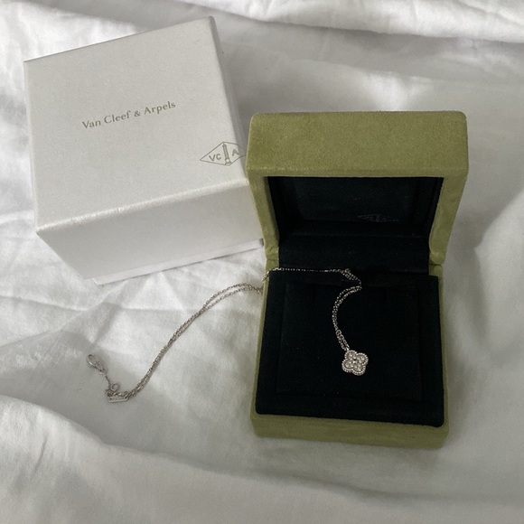 Authentic Sweet Alhambra Diamond Necklace - Picture 4 of 17